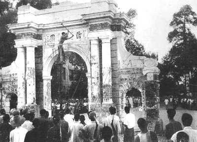 庆祝中央发出《关于高等院校下放问题的通知》